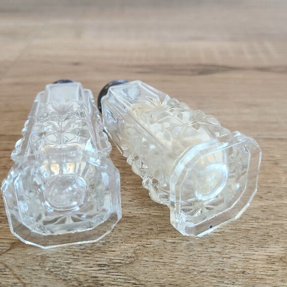 Vintage glass salt & pepper shakers. - Picture 4 of 4